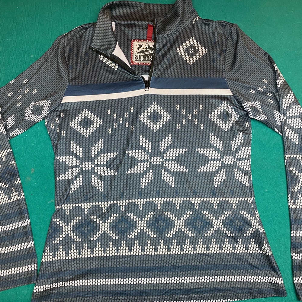 EUC Alp-n-Rock pullover with cute winter pattern.